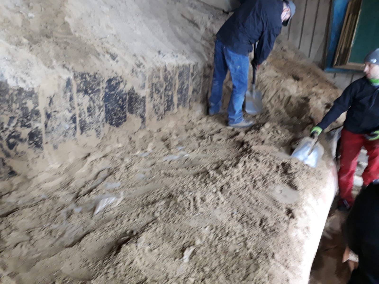 Ausgehoben bis zur Bohlenwand und zur Folie.