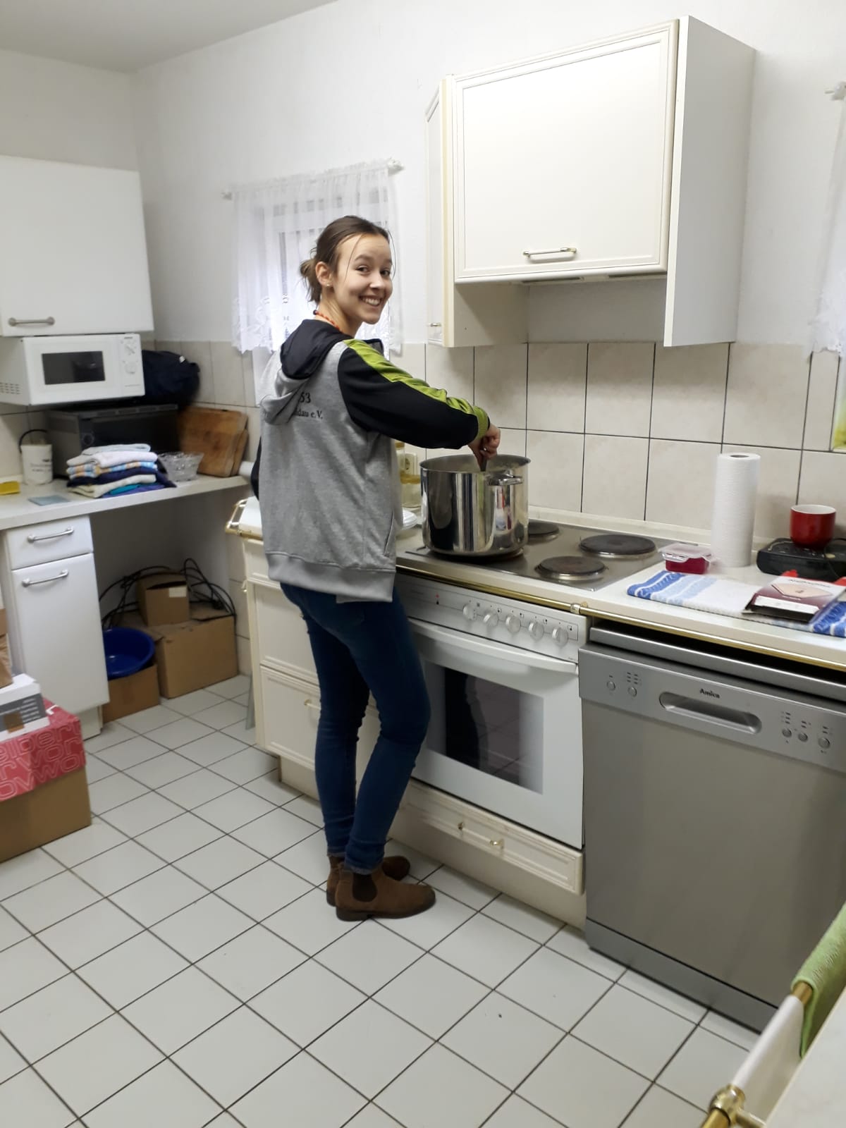 Die Küchenfee und Janine versorgen uns mit leckerer Kartoffelsuppe.